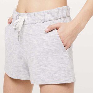 Lululemon On The Fly Short 2.5" in Wee Are From Space Nimbus Battleship - Size 4